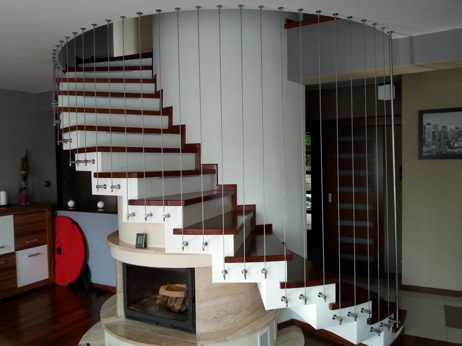 Balustrada z lin pionowych na schodach zabiegowych - system BRG